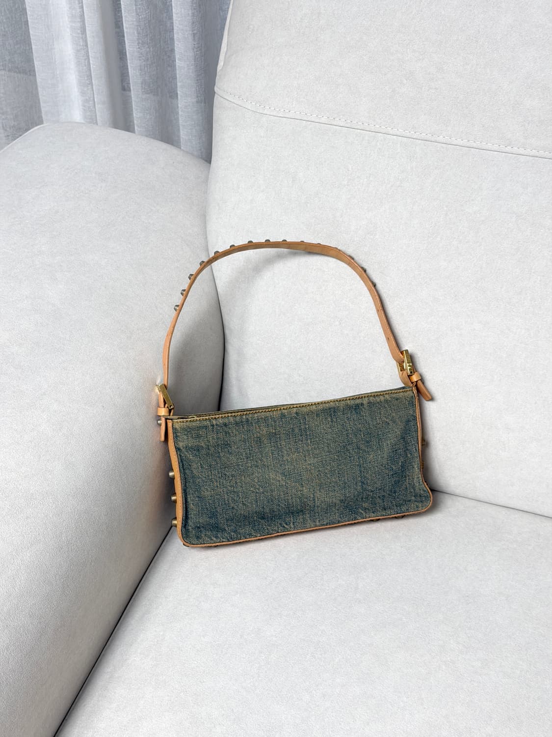 펜디 데님 스터드 숄더백 상품이미지2