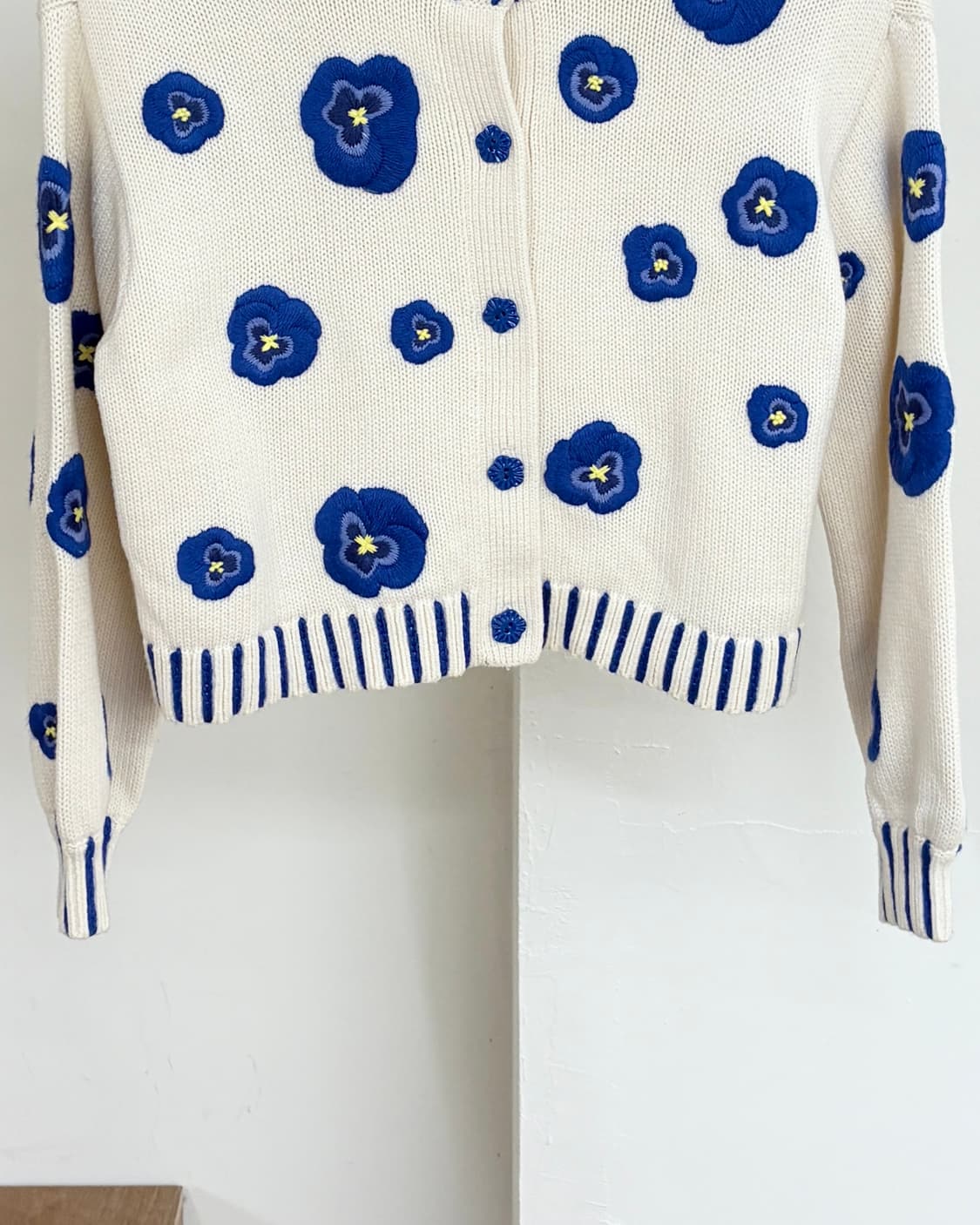 앨리스 앤 올리비아 아이보리 브리짓 엠브로이드 크롭 가디건 상품이미지5