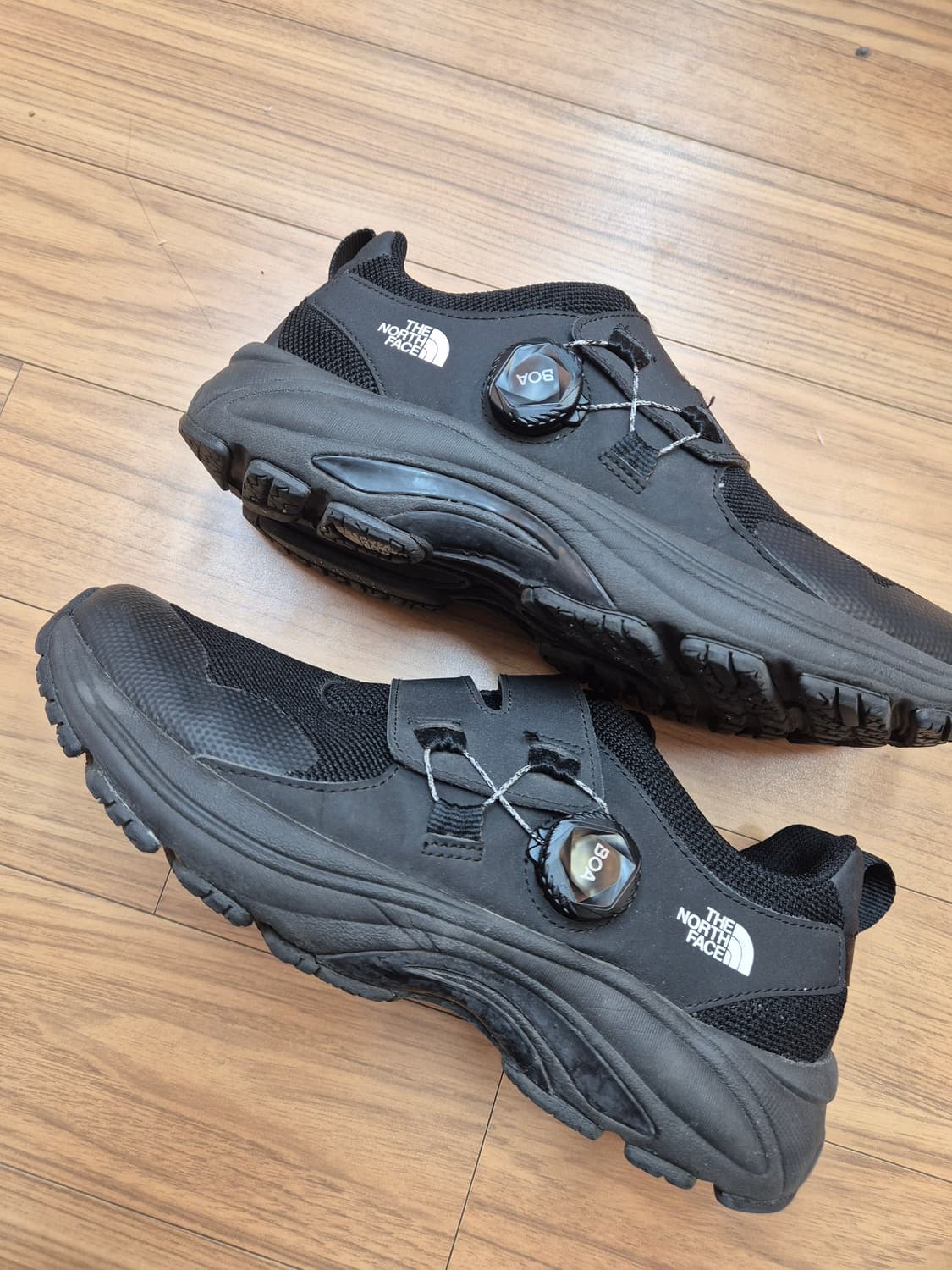 노스페이스 스피드 보아 워킹화 블랙 색상입니다. 다이얼로 끈 조절하는 워 상품이미지2