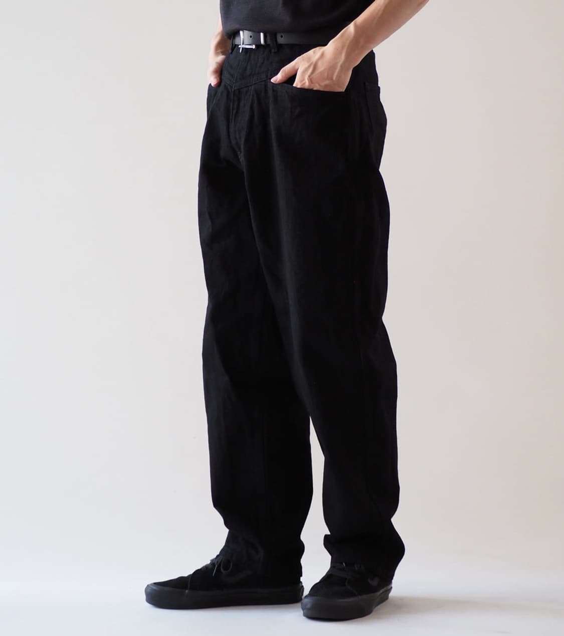 코모리 블랙 드릴 테이퍼드 팬츠 상품이미지2