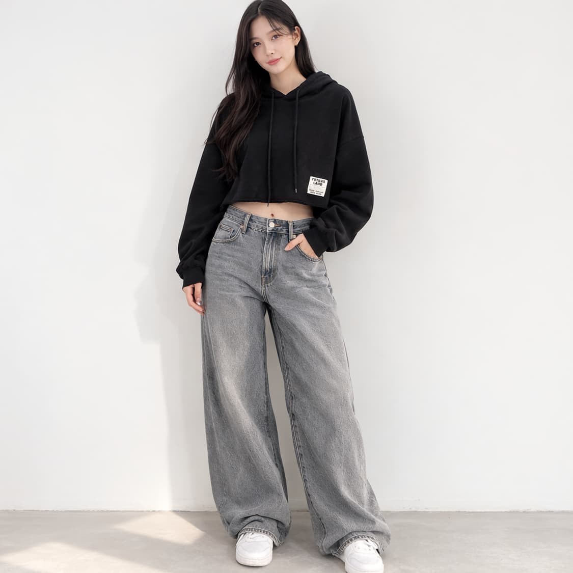 그램(Gram) 퓨처랜드 패치 컷오프 크롭 후드티 블랙 상품이미지1