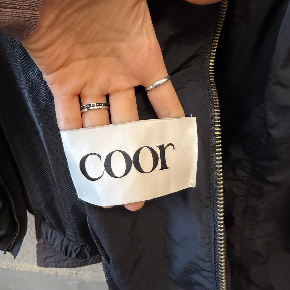 쿠어 하이넥 윈드 브레이커 집업 백 셔링 스트링 디테일 블랙 상품이미지5