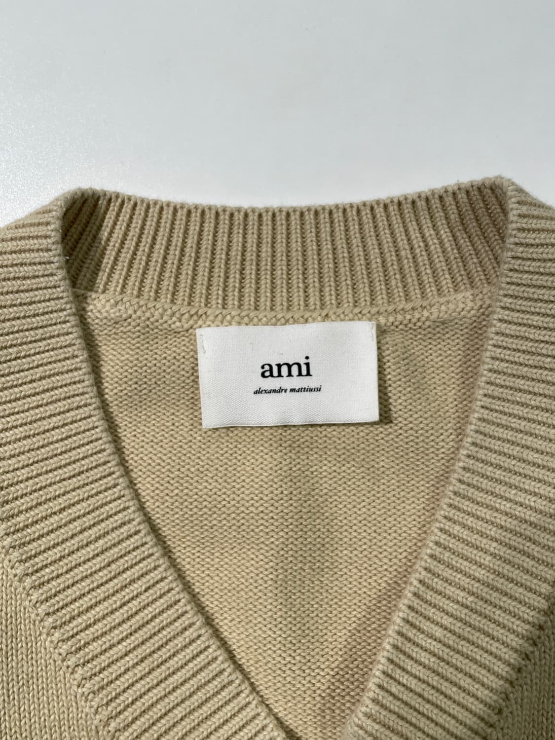 아미 베이지 하트 로고 V넥 스웨터 상품이미지7