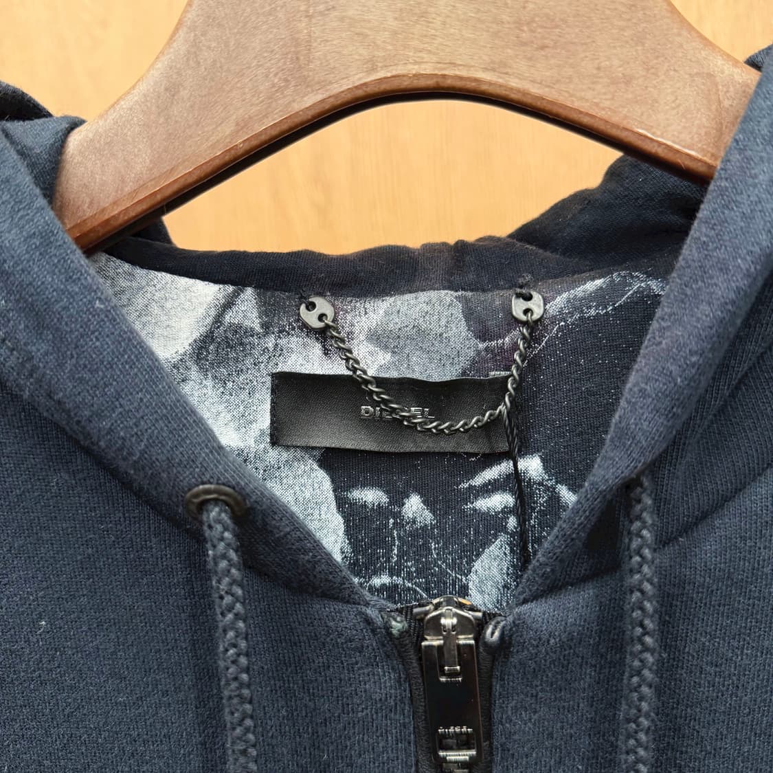 디젤 코튼 후드 집업 레더 슬리브 배색 디테일 로고 장식 디테일 네이비 상품이미지9