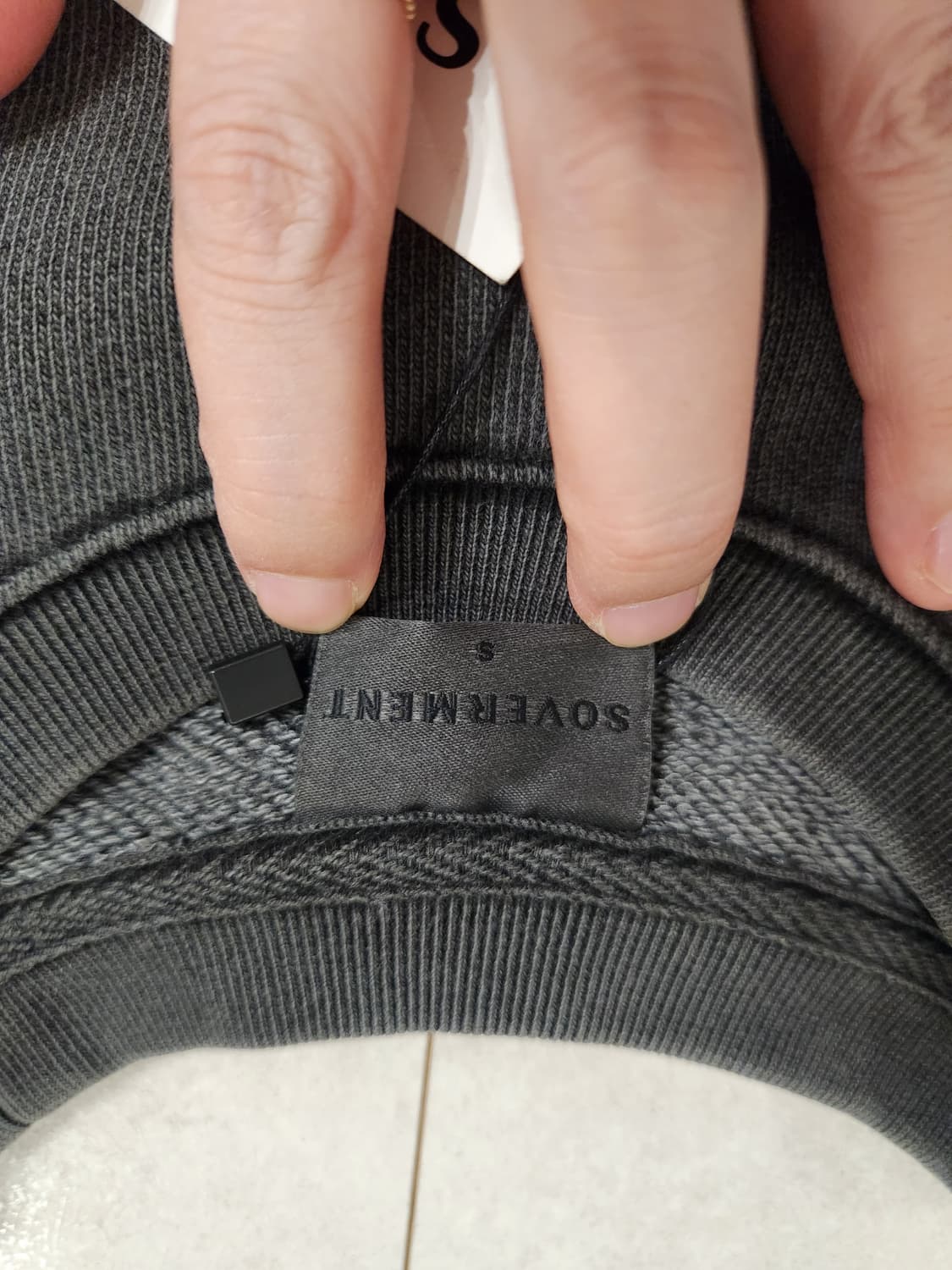 소버먼트 차콜맨투맨 상품이미지3