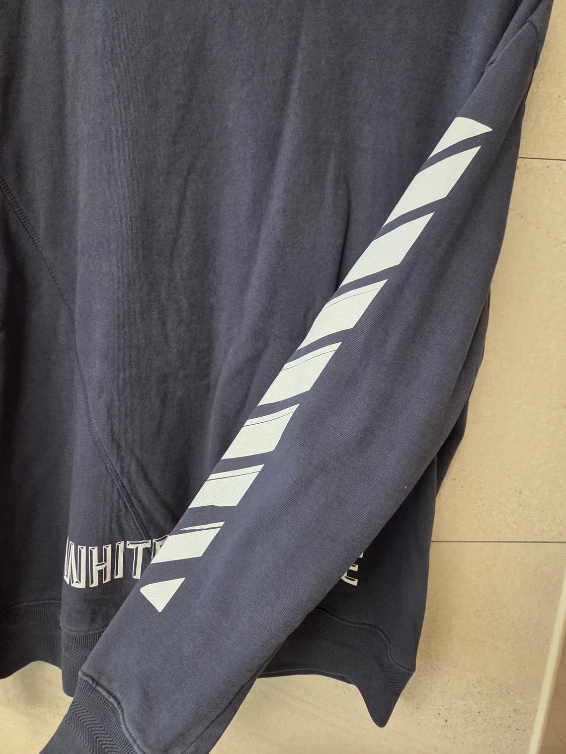 오프화이트 맨투맨 네이비 M 상태 최상 상품이미지5