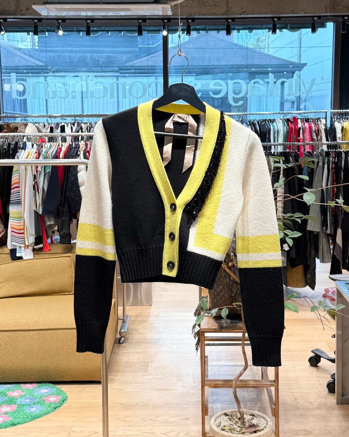 n21 블랙 옐로우 태슬 크롭 가디건  상품이미지1