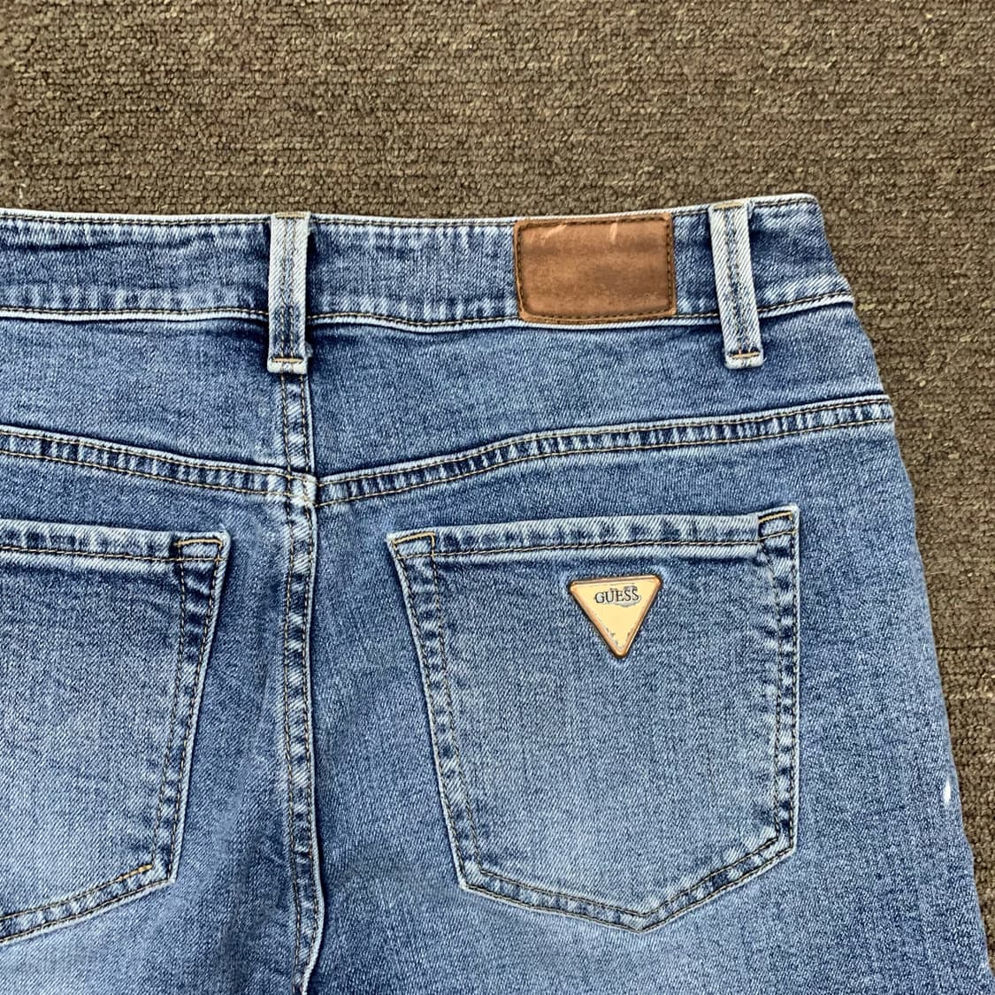 [32] 게스 골드 플레이트 테이퍼드핏 데님팬츠 상품이미지1