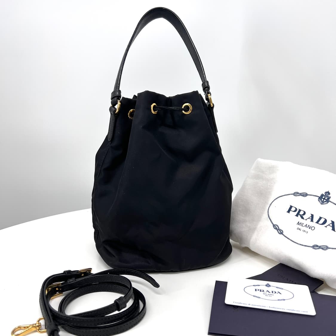 프라다 삼각로고 나일론 버킷백 블랙 (1BH038) 상품이미지3
