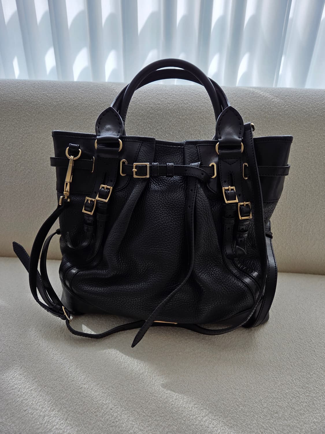 버버리  소가죽 블랙 솔더 크로스백 상품이미지1