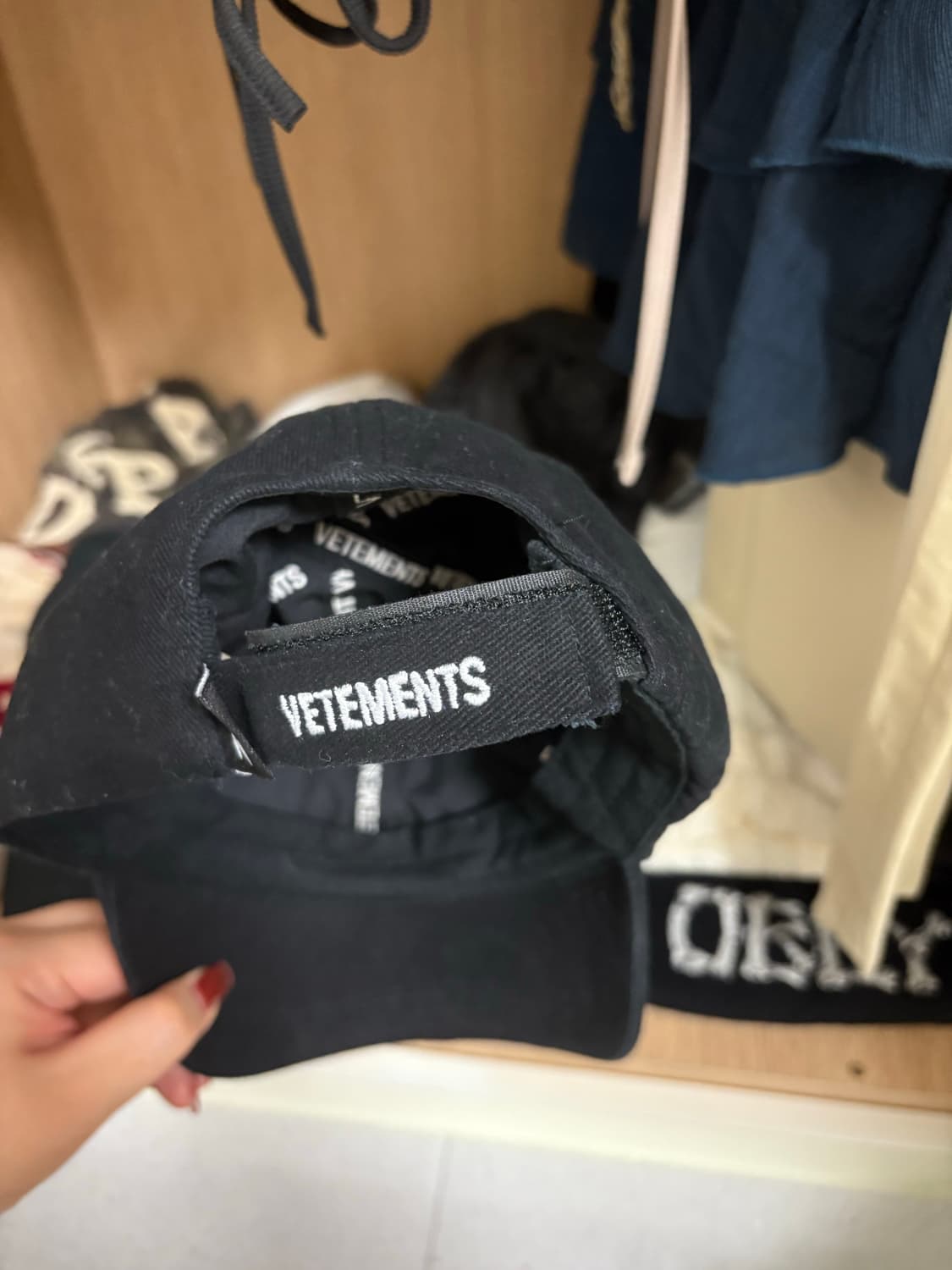 VETEMENTS 베트멍X 리복 엠브로이더 코튼 트윌 벨크로 베이스볼캡 상품이미지3