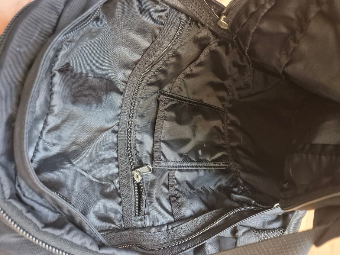 노스페이스 핫샷 블랙 백팩입니다. 28L 용량으로, 남녀 모두 무난하게  상품이미지7