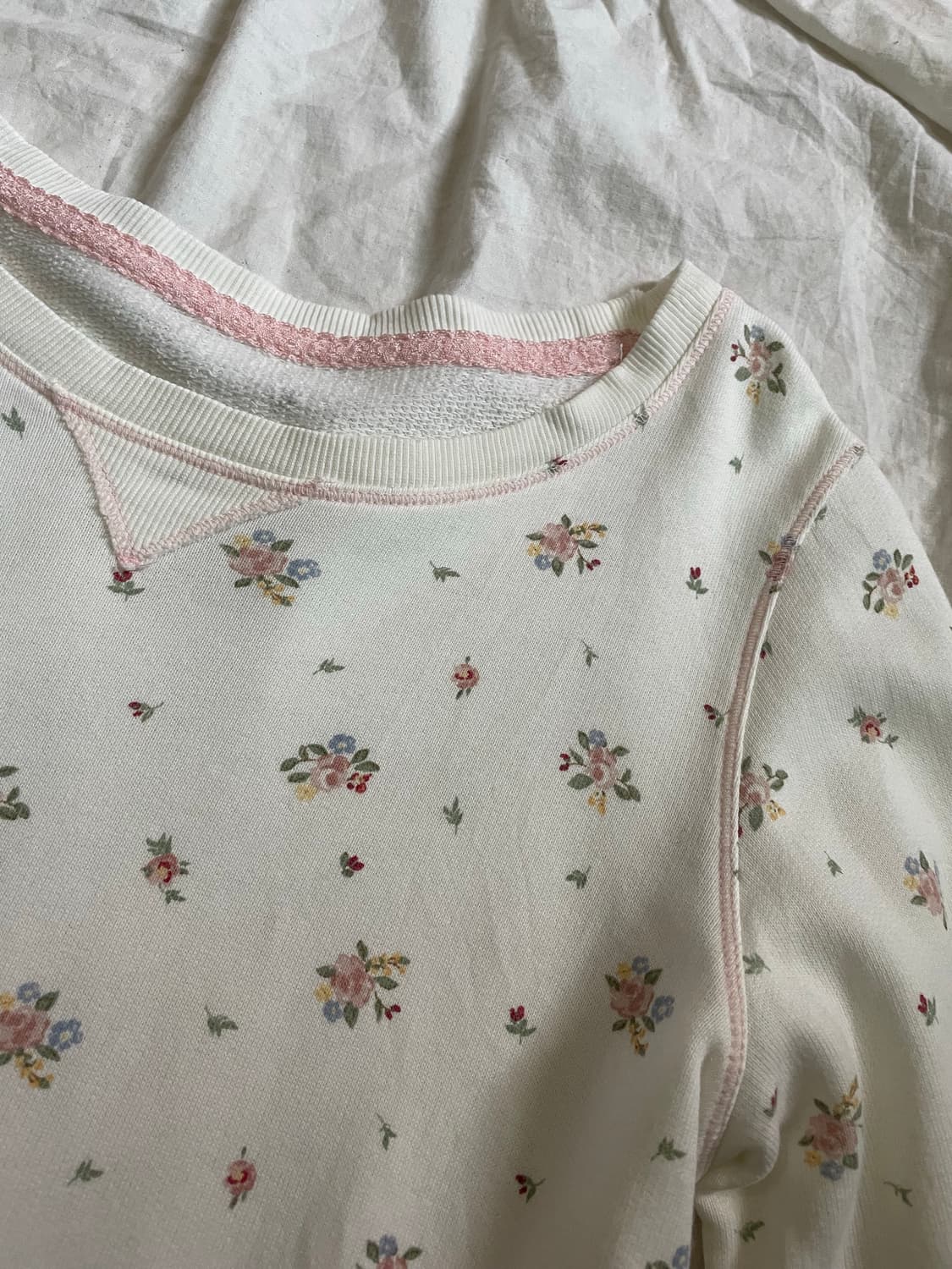 잔꽃 패턴 크림 긴팔 티셔츠  상품이미지2