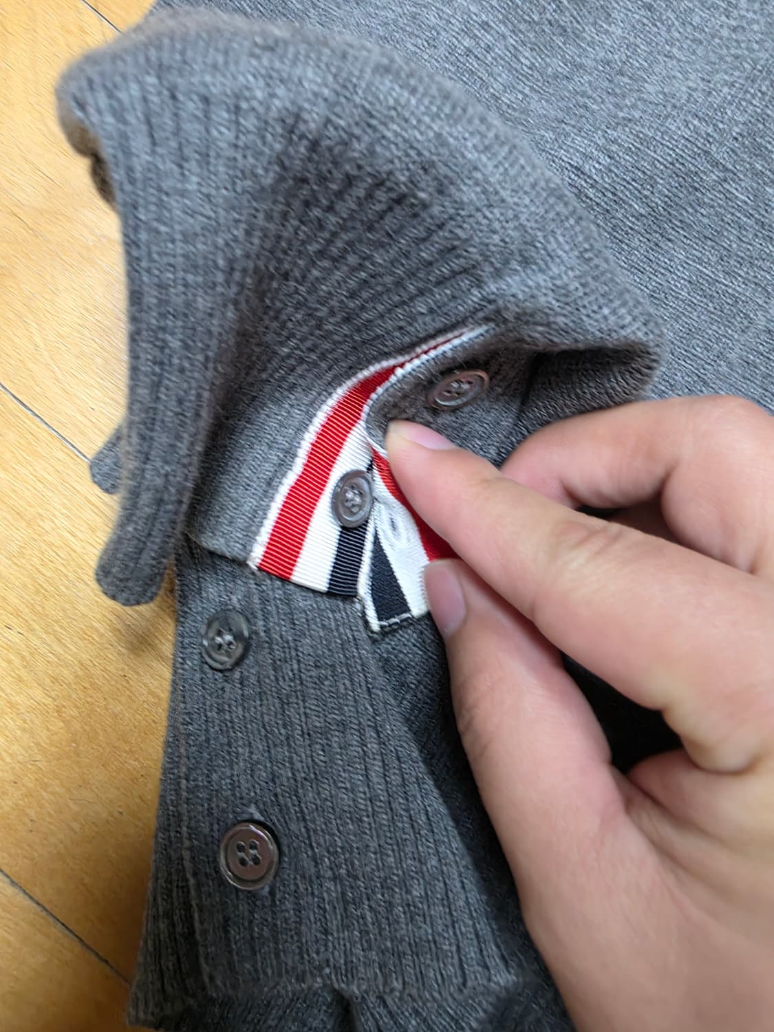 [3,새상품급]톰브라운 밀라노스티치 가디건 미드그레이 상품이미지5