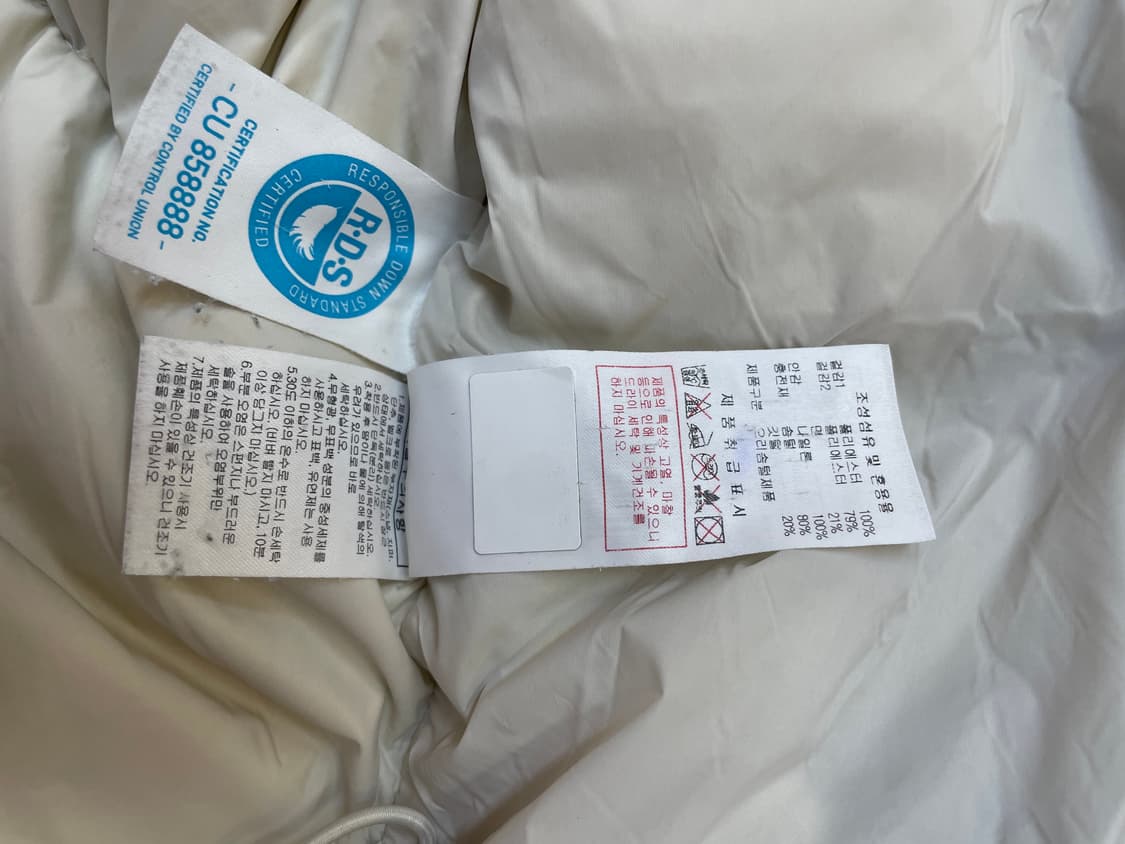 디스커버리 남성 숏패딩 아이보리 색상입니다. 사이즈는 100이고, 하자  상품이미지4