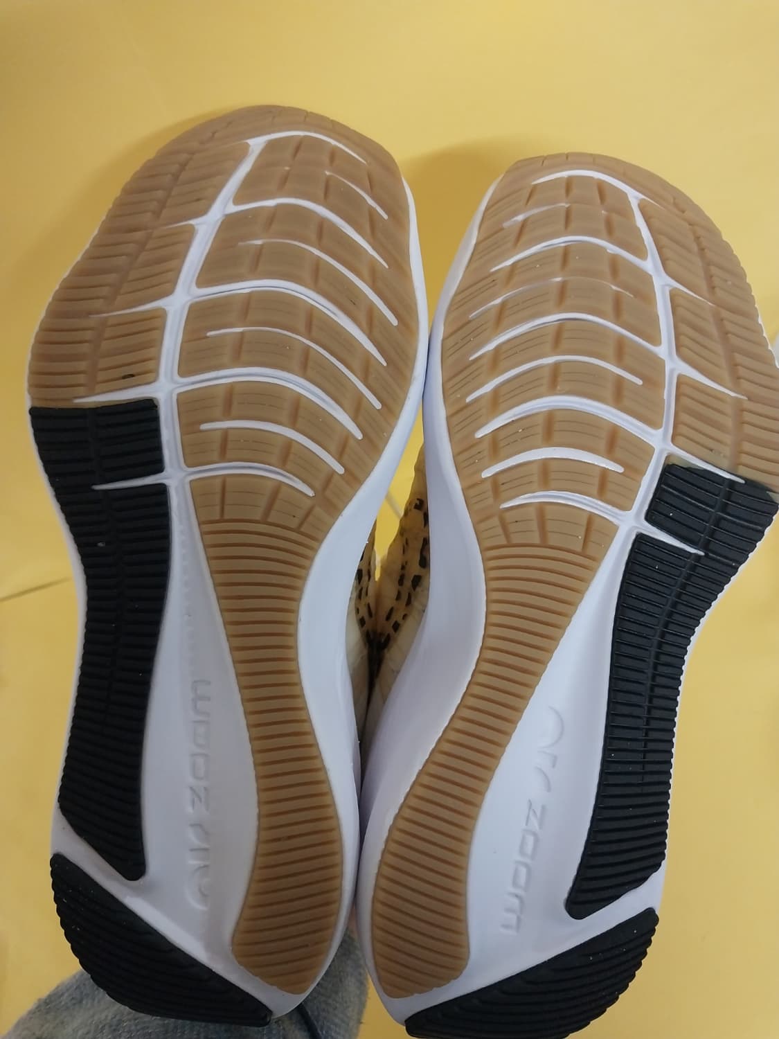 여성 나이키 윈플로8 프리미엄 화이트 레오파드 런닝화, 운동화 (235) 상품이미지8