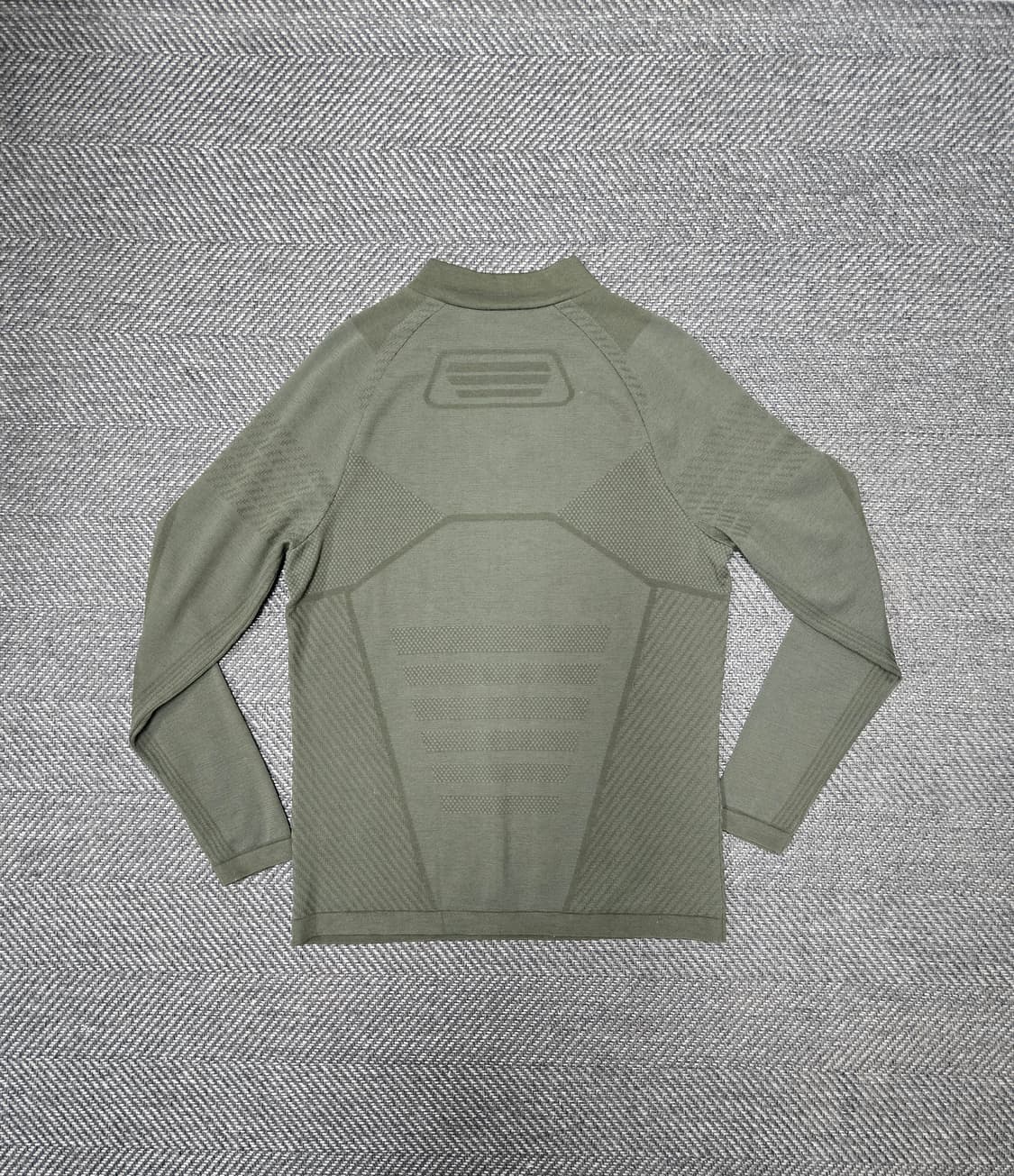 어메이징크리골프 A34MTS08-99 에어 로스페이스 수트 테크울 티셔츠 상품이미지4