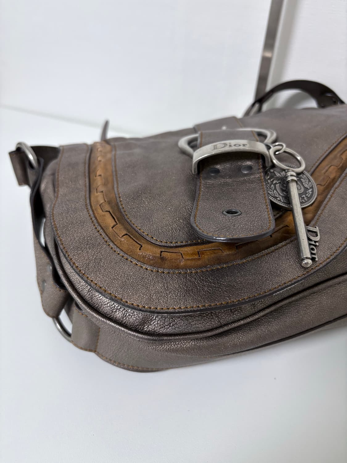 디올 가우초 메탈릭브라운 크로스백 상품이미지5