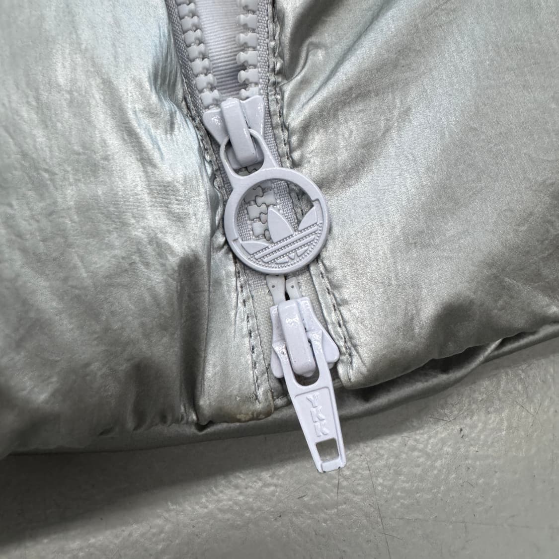 아디다스 메탈 실버 파이어버드 푸퍼 덕다운 숏 패딩 상품이미지5