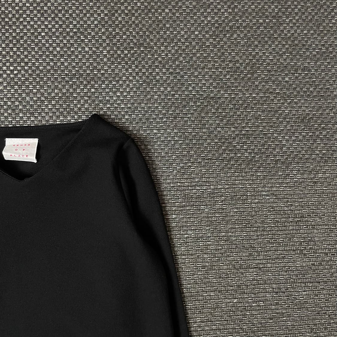 센스오브플레이스 블랙 브이넥 폴리 7부 니트  상품이미지3