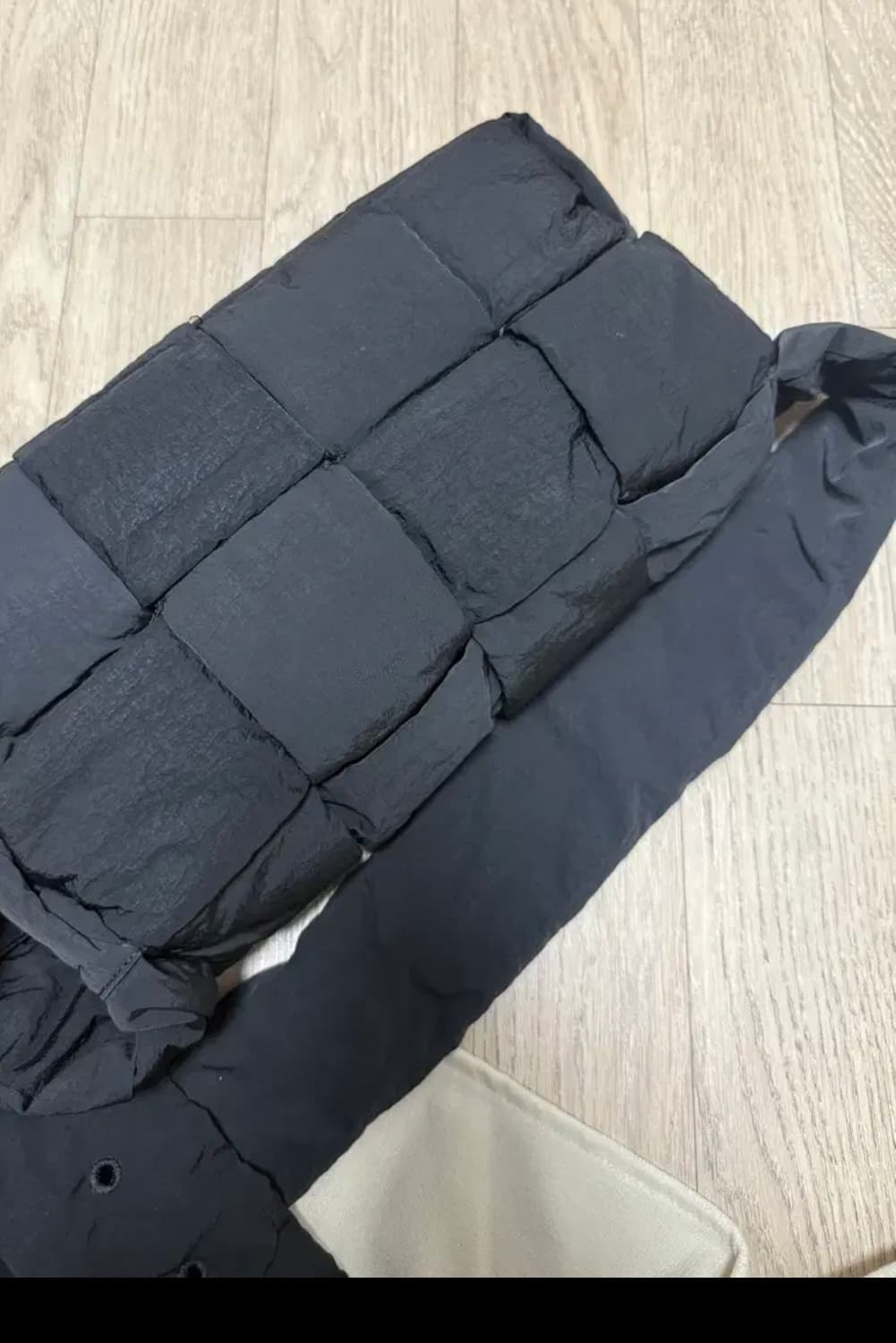 보테가 베네타 패딩 테크 카세트백 블랙 상품이미지6