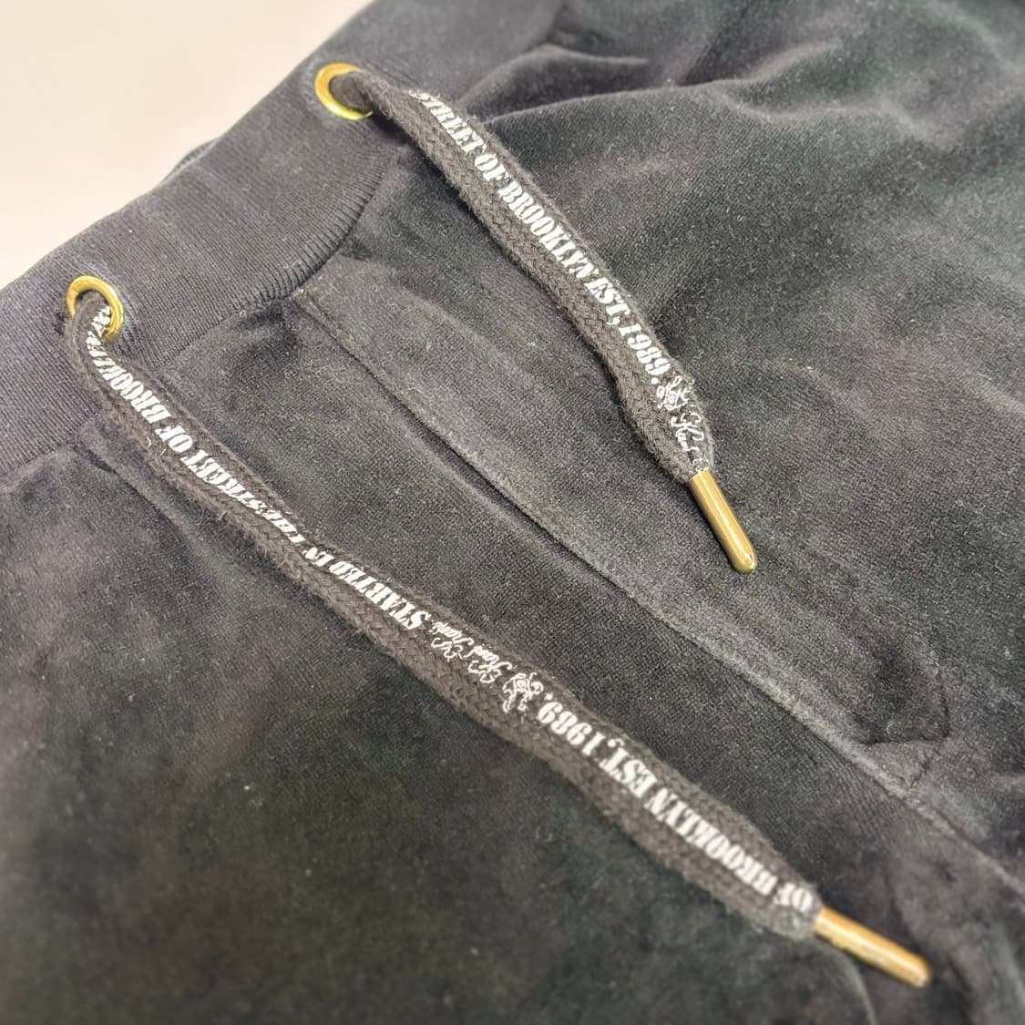 칼카니 시그니처 골드 자수 벨루어 조거 팬츠 상품이미지4