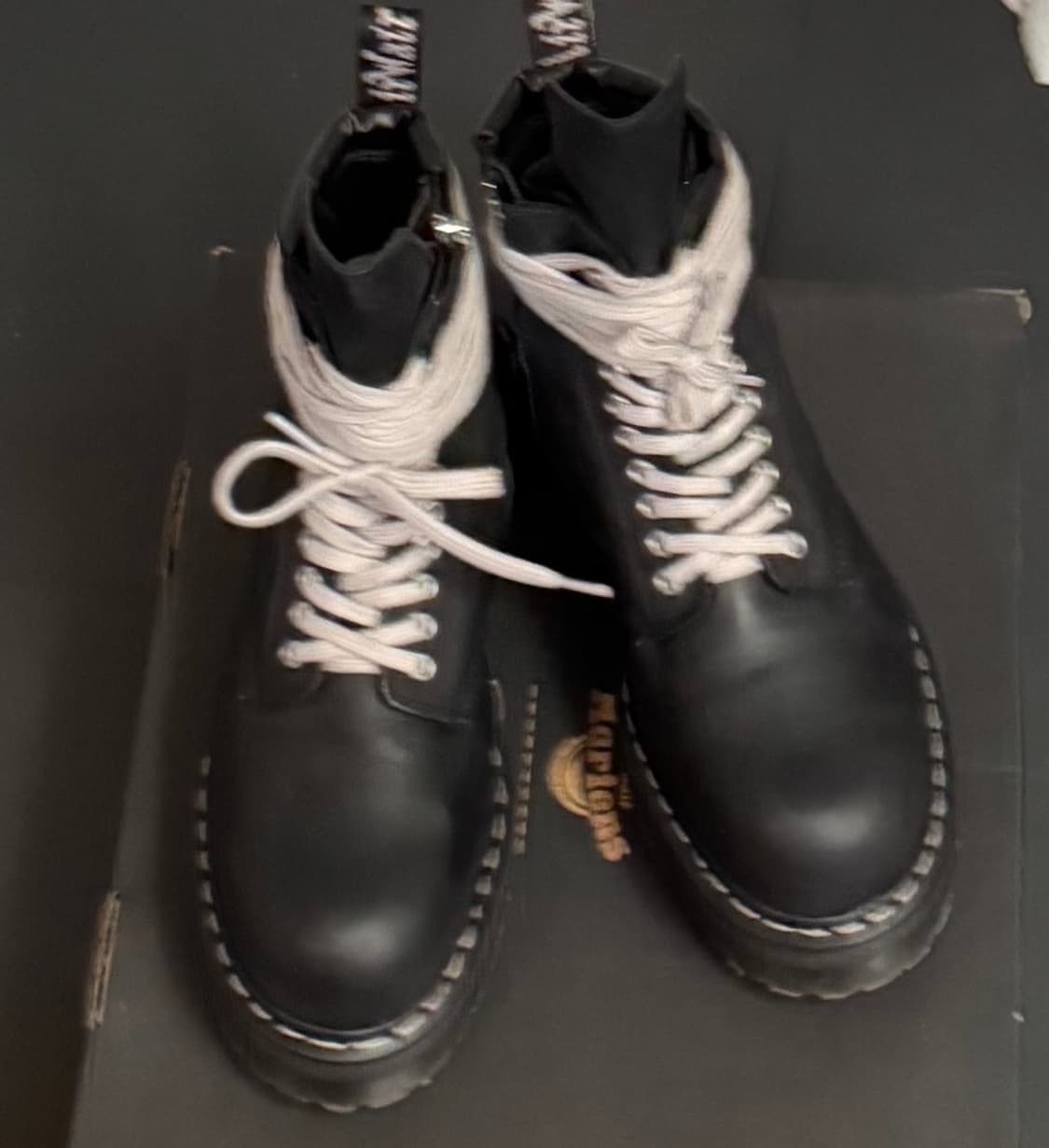 릭오웬스 x 닥터마틴 블랙 레이스업 부츠 상품이미지6