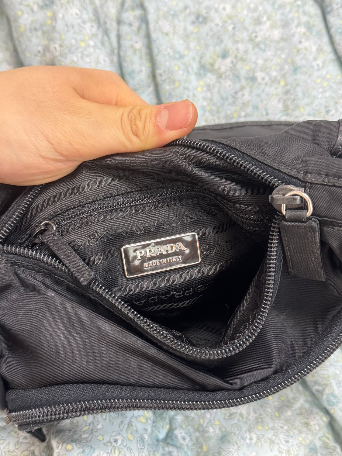 (주우재) 정품 감정완료 남녀공용 프라다 블랙 나일론 테수토 메신저백 상품이미지2