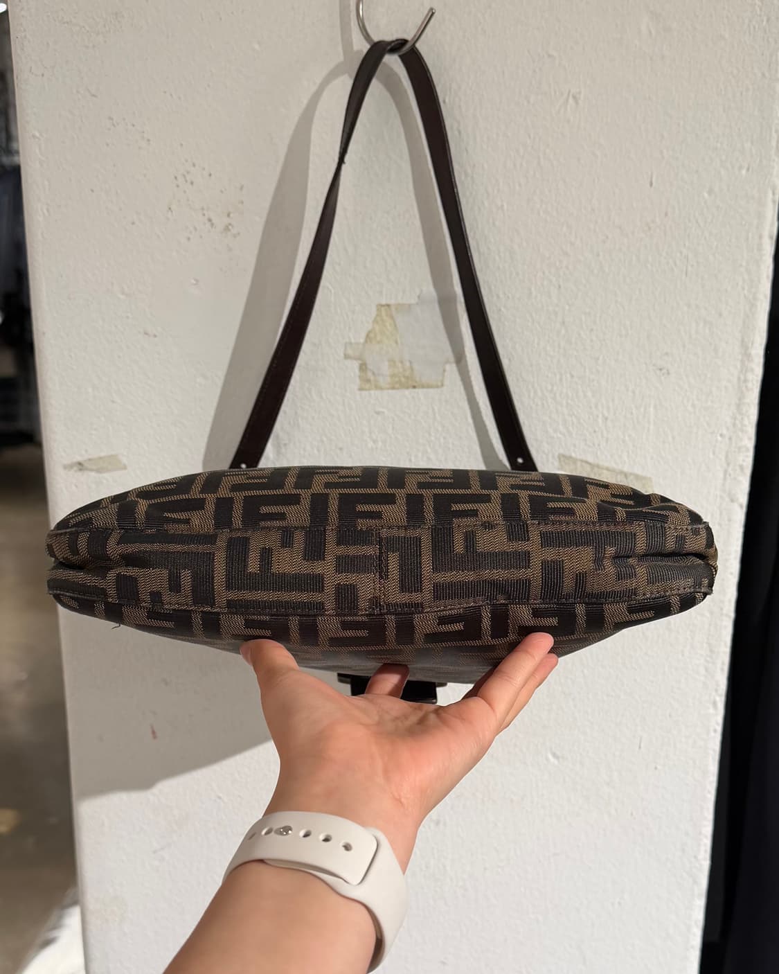 펜디 브라운 주카 캔버스 숄더백 상품이미지6