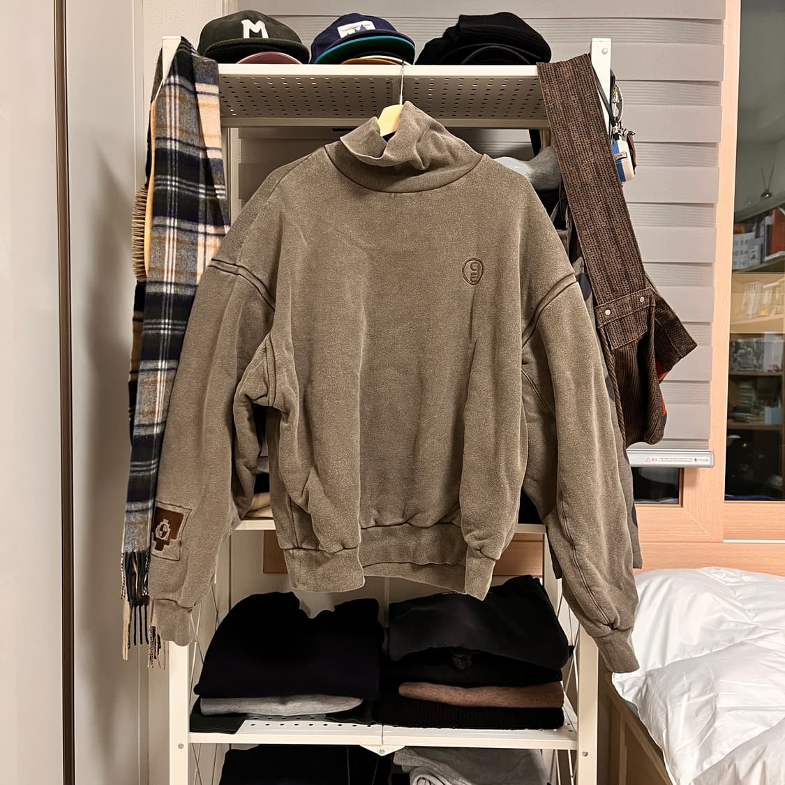 [L] 카브엠트 하이넥 스웻셔츠 브라운 상품이미지1