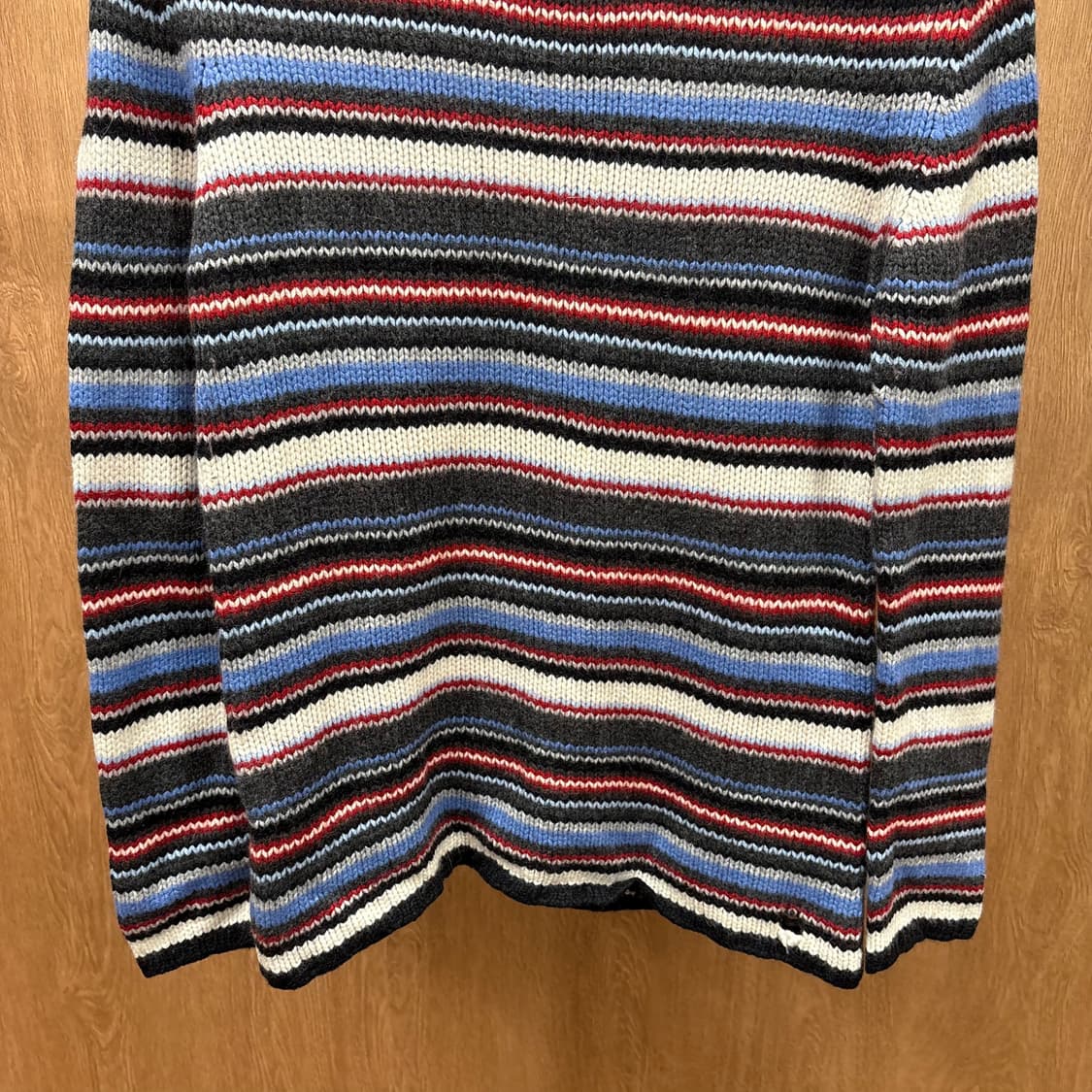 버버리 블랙 라벨 하프넥 니트 멀티 스트라이프 패턴 디테일 블루 레드 상품이미지5