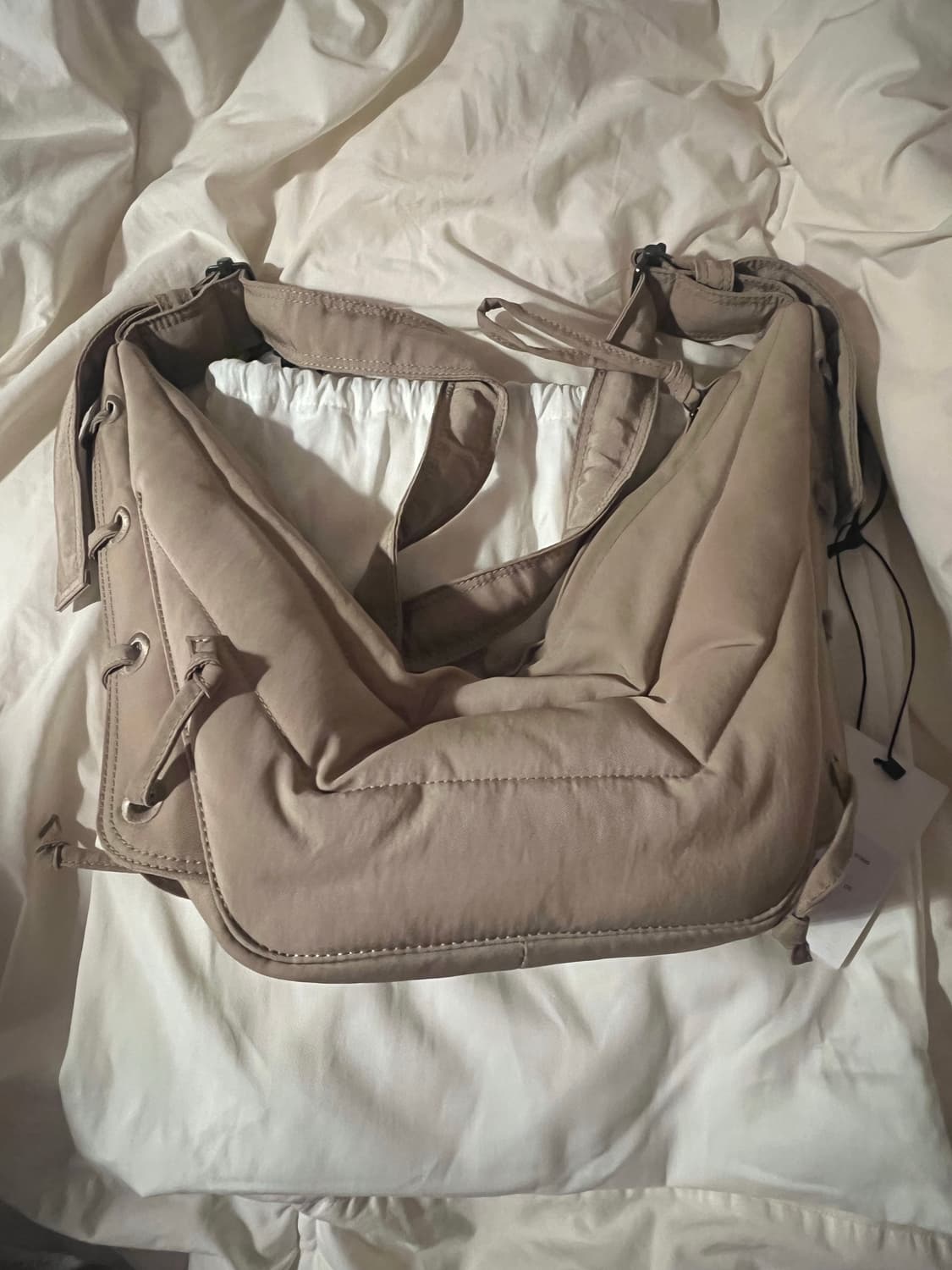 르메르 소프트 게임백 스몰 베이지 LEMAIRE SOFT GAME BAG 상품이미지2