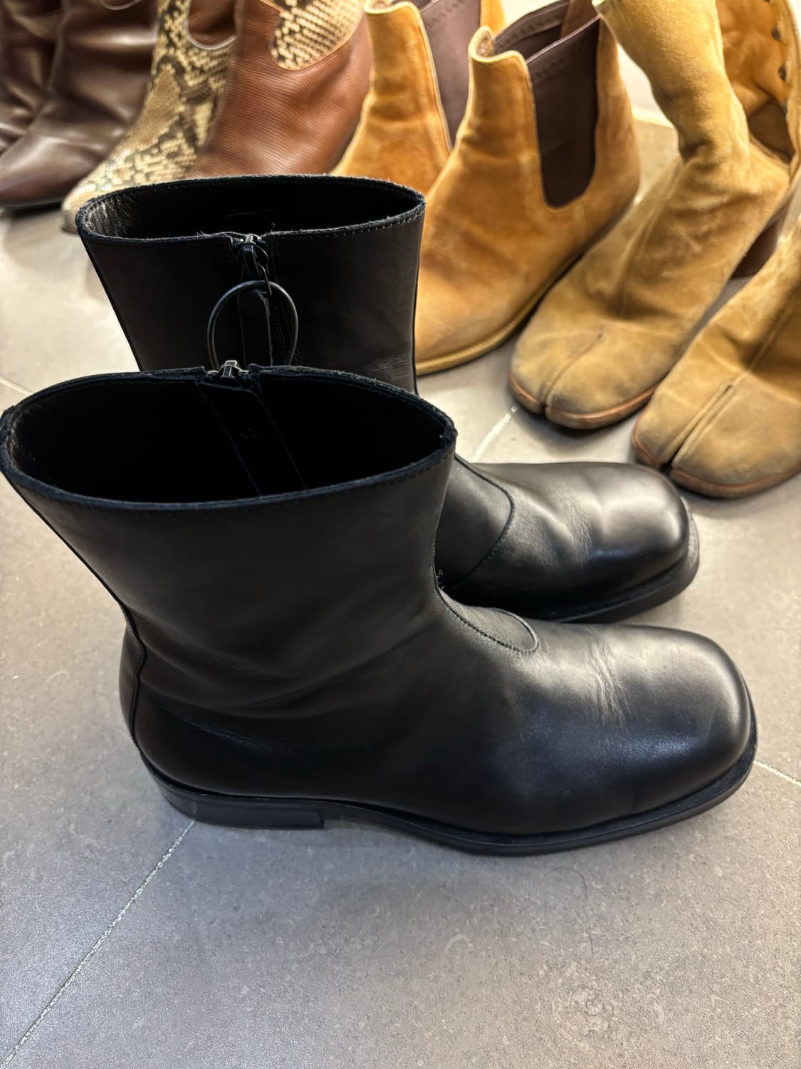 아워레가시 카미온 블랙 42 팝니다 상품이미지2