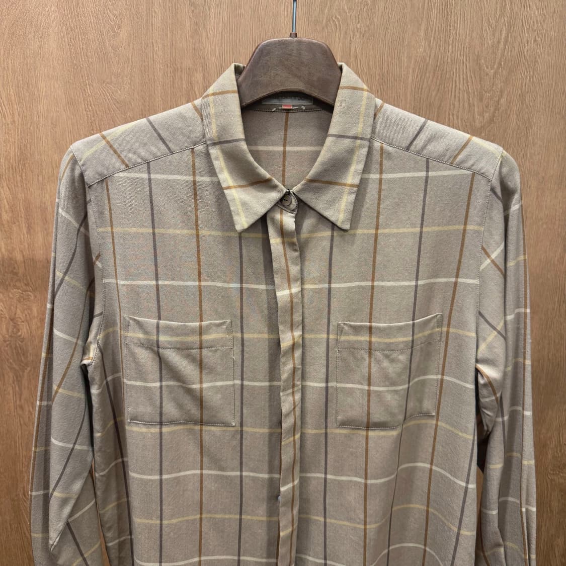 버버리 코튼 긴팔 셔츠 클래식 체크 패턴 더블 포켓 버튼 디테일 베이지 상품이미지4