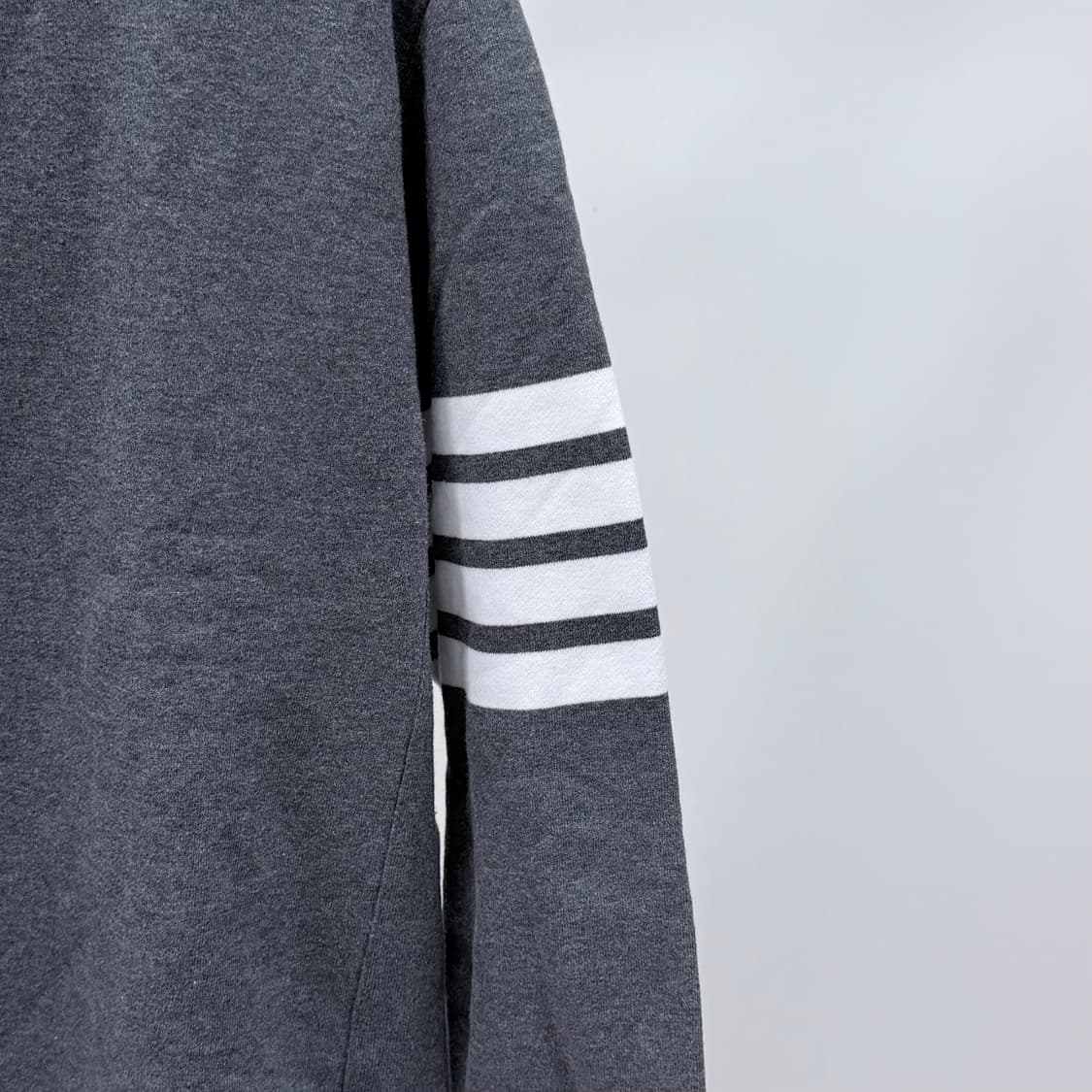 [S+급/5] 톰브라운 사선완장 맨투맨 차콜 상품이미지2