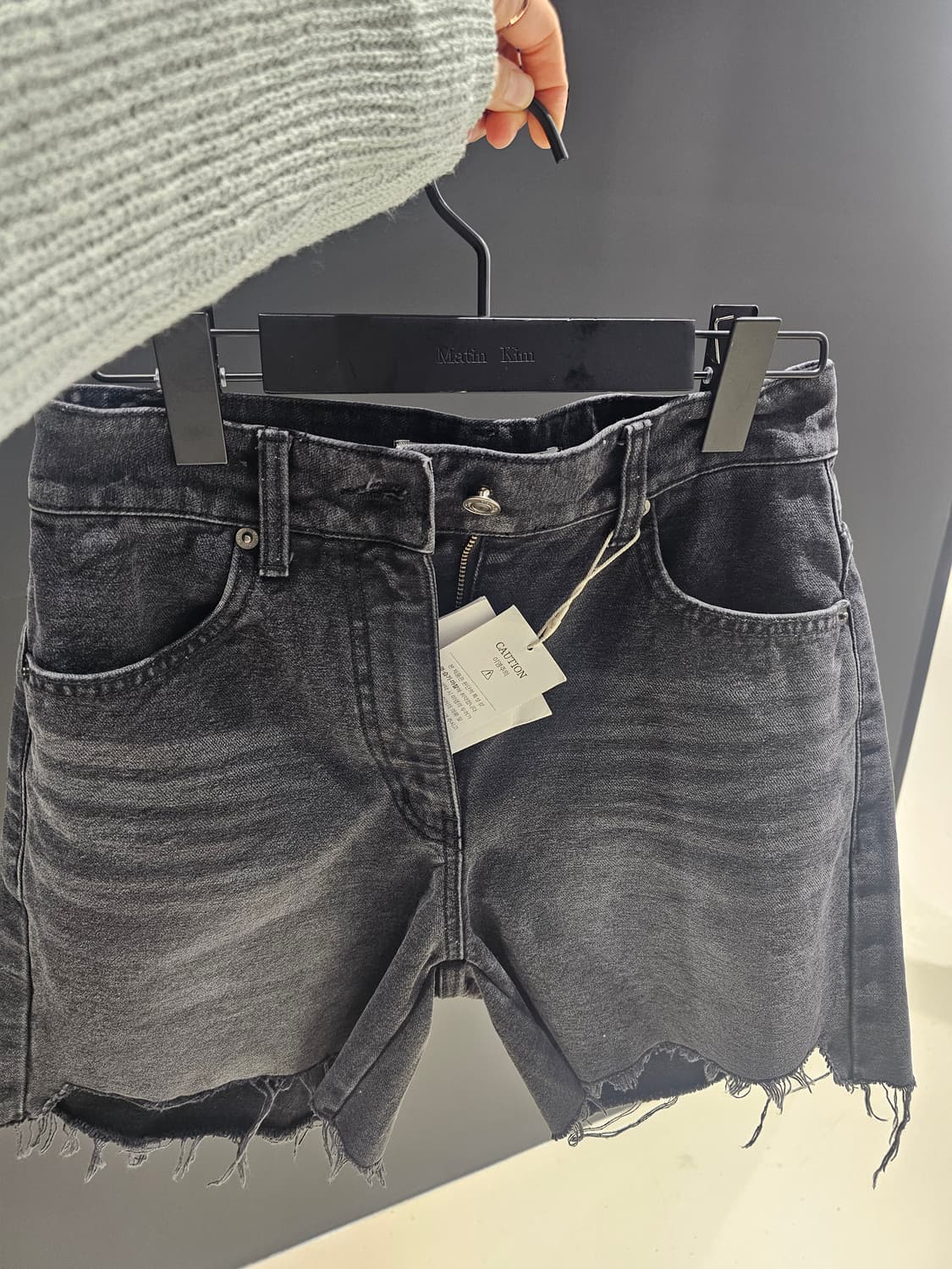 마뗑킴 컷 아웃 포인트 데님 쇼츠 블랙 상품이미지1