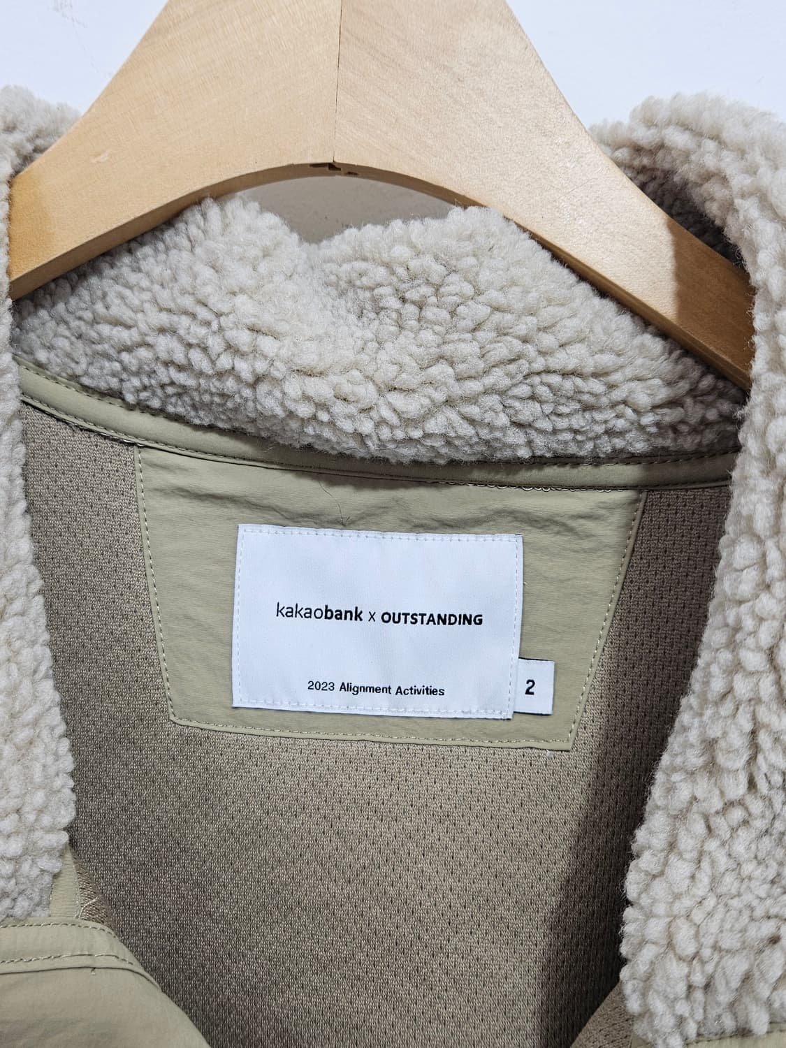 아웃스탠딩&카카오뱅크 콜라보 보아 플리스 자켓 상품이미지3