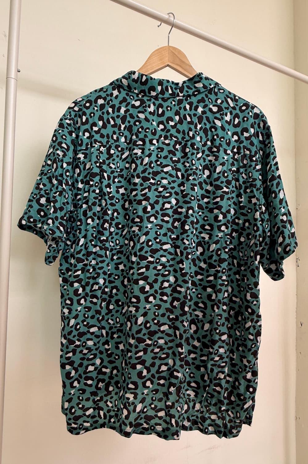 비바스튜디오(viva studio)레오파드 반팔셔츠 상품이미지2