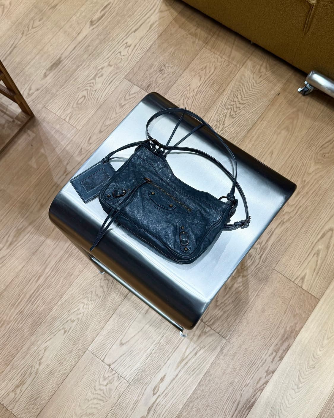 발렌시아가 차콜 모터 크로스백 상품이미지1