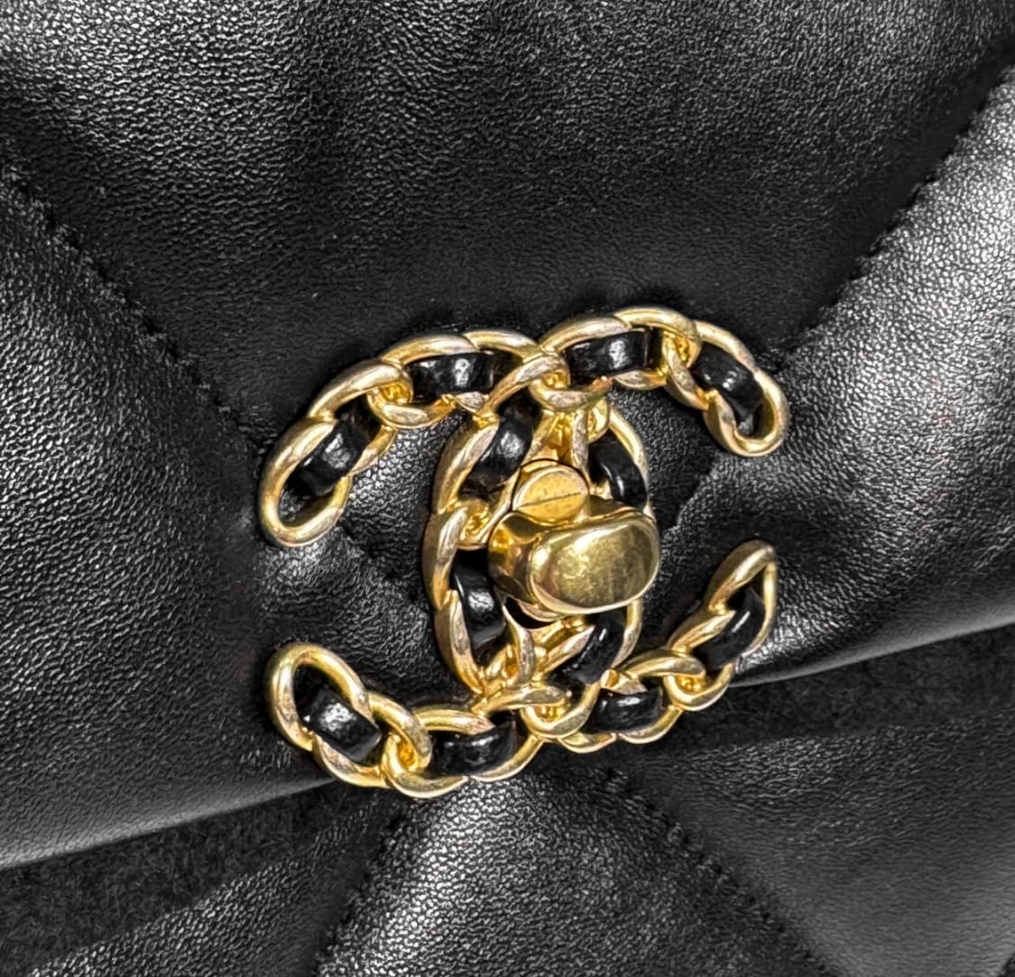 샤넬 여성 19 플랩백 램스킨 핸드백 미디움 금장 블랙 AS1160 상품이미지7