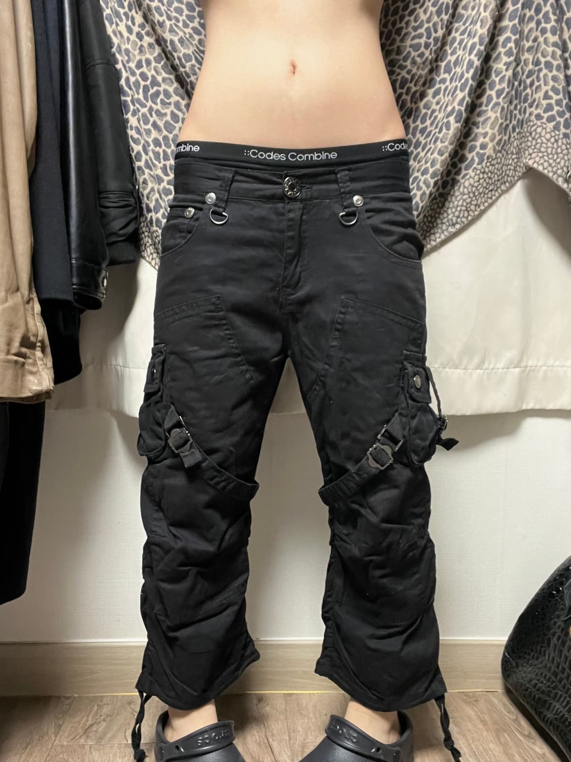 펑크 버클 디테일 블랙 카고팬츠 하프 상품이미지1