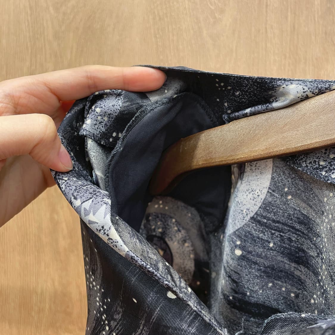 셀린느 7부 블라우스 유니버스 프린팅 숄더 패드 내장 디테일 다크 그레이 상품이미지7