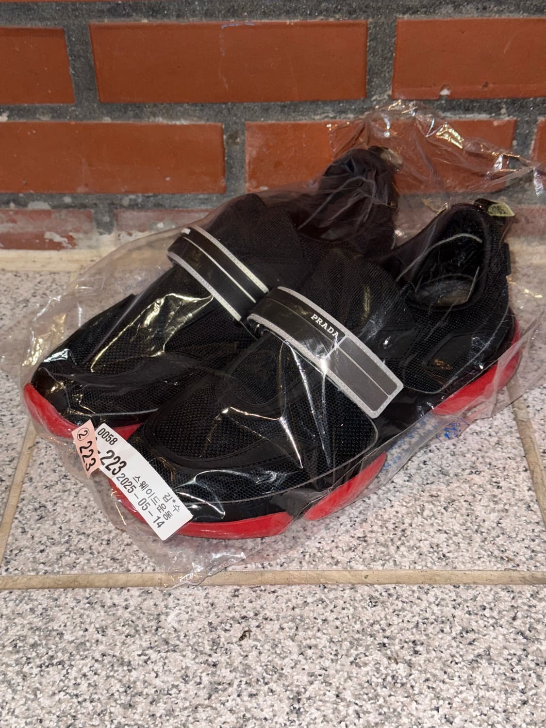 프라다 클라우드버스트 스트랩 스니커즈 블랙/레드 (265)   상품이미지5