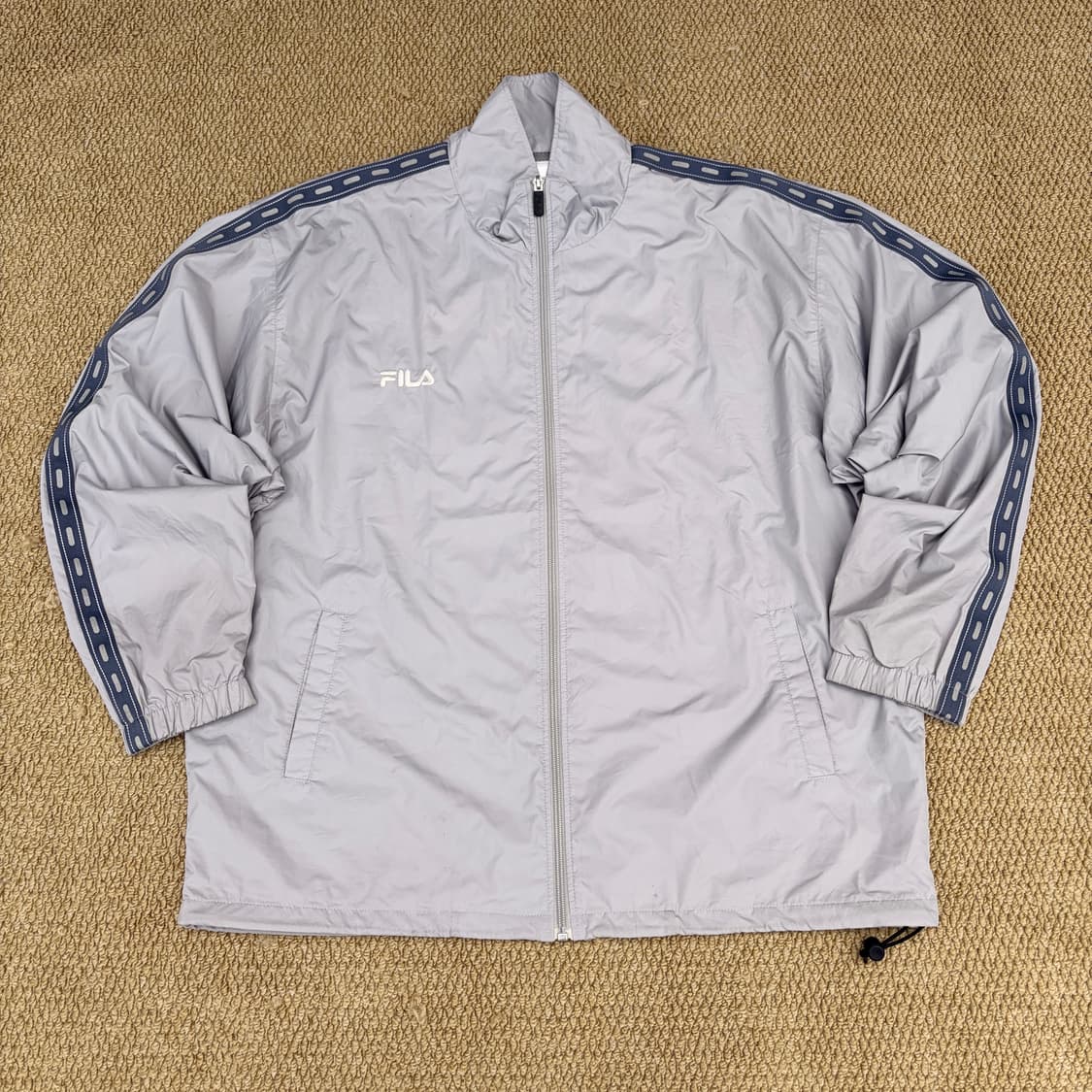 일본판)FILA휠라 라이트 그레이 사이드라인 바람막이(3XL) 상품이미지1