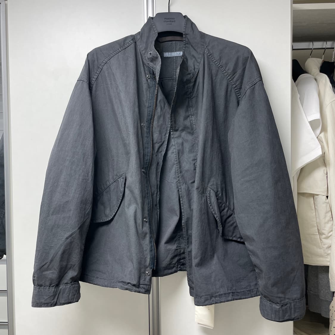 (새제품)저널스탠다드 M65 숏 모드 가먼트 다이(그레이/L) 25FW 상품이미지1