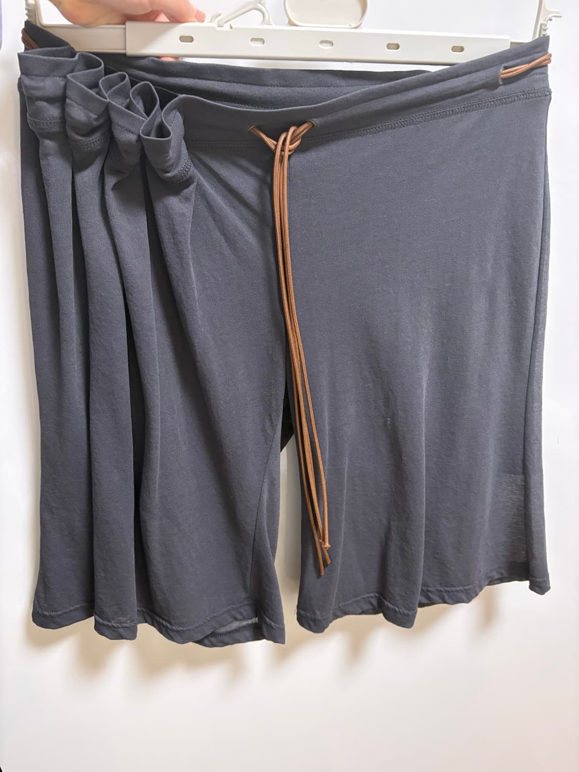 울리카 커튼 하프 팬츠 차콜 상품이미지4