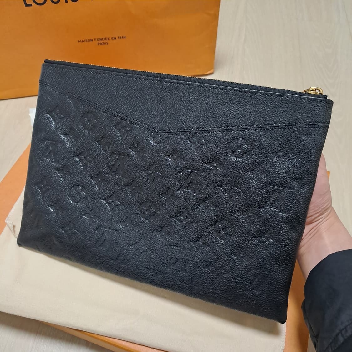 [정품/영수증풀세트] 루이비통 모노그램 앙프렝뜨 블랙 클러치 상품이미지8