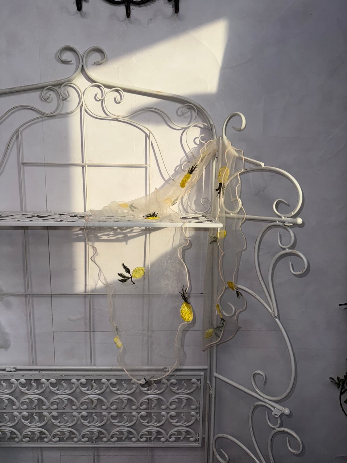 Lemon pineapple embroidered sheer scarf  상품이미지1