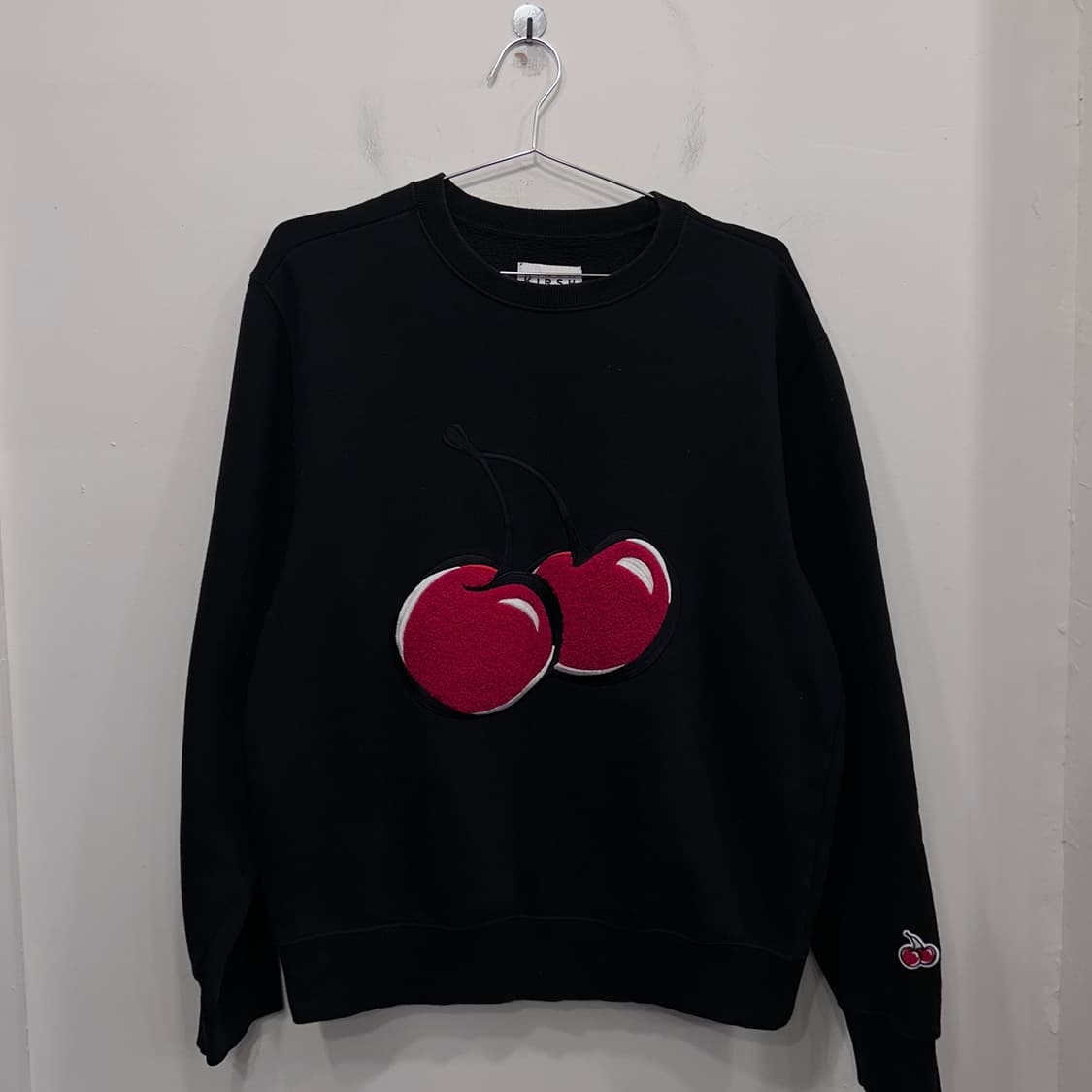 키르시 체리 플리스로고 오버핏 기모 맨투맨 상품이미지2