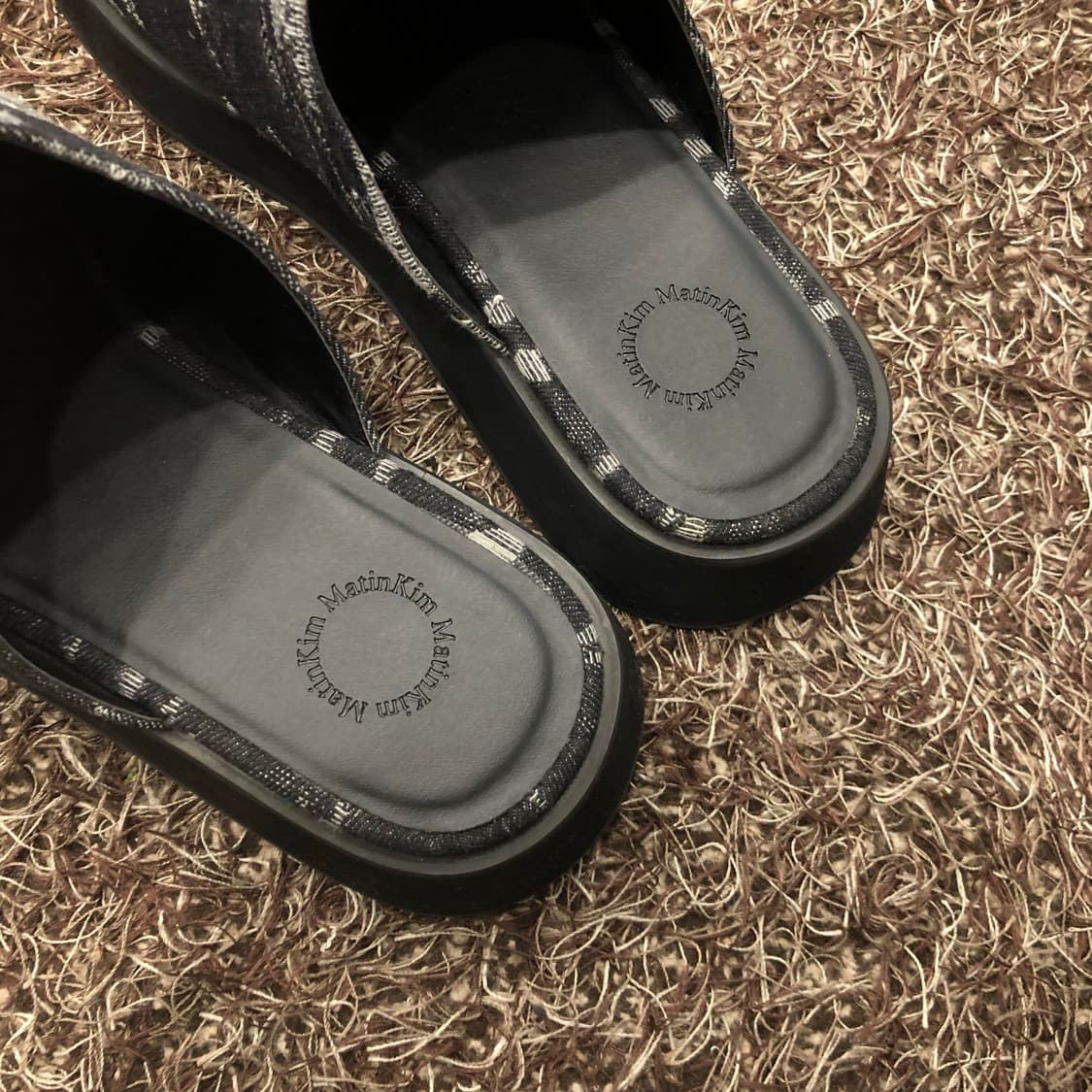 마뗑킴 마틴 심볼 플랫 뮬 슬리퍼 상품이미지3